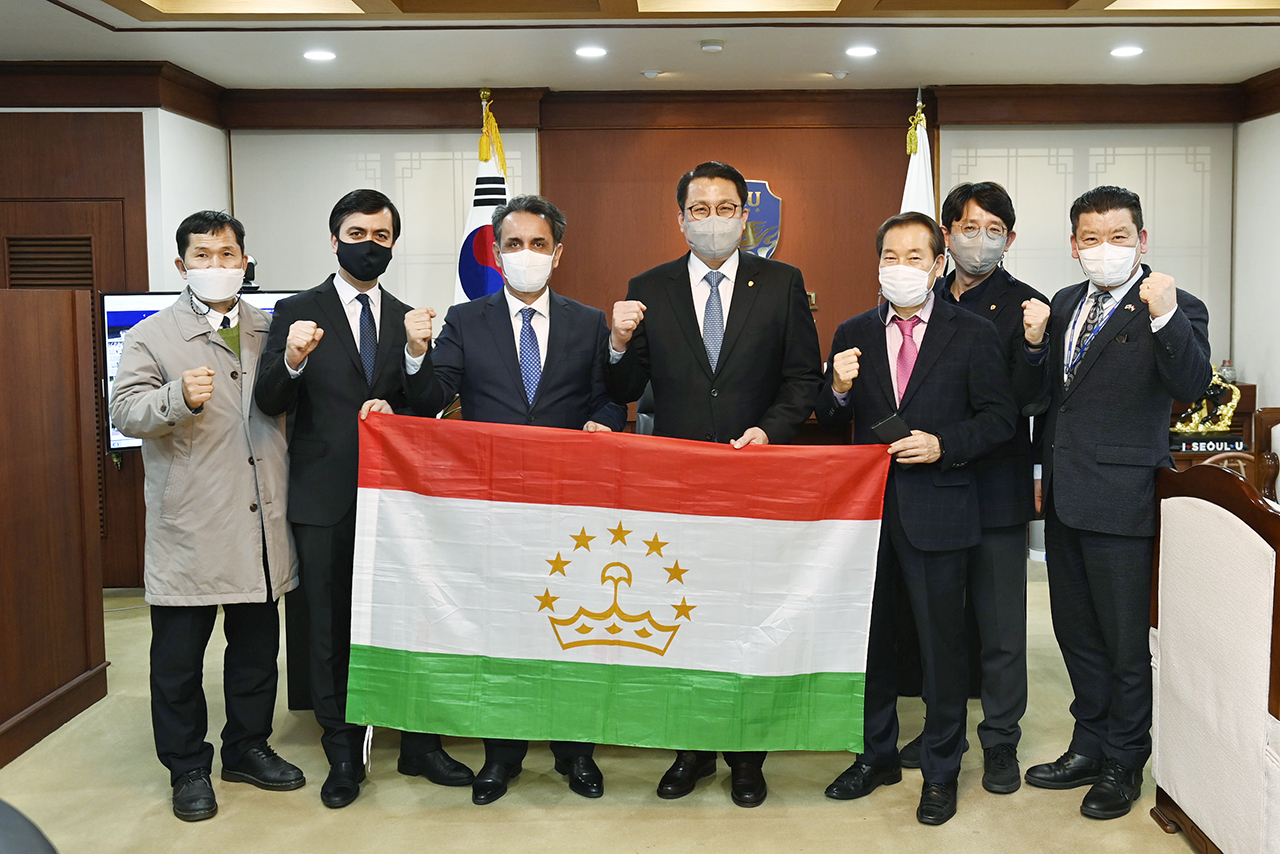 1. 접견 후 기념촬영(왼쪽에서 세번째 샤리프조다 유스프 주한 타지키스탄 대사).JPG